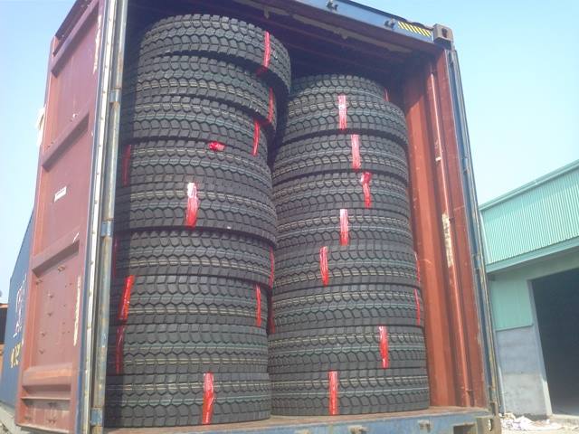 Mở container hàng lốp xe nhập khẩu