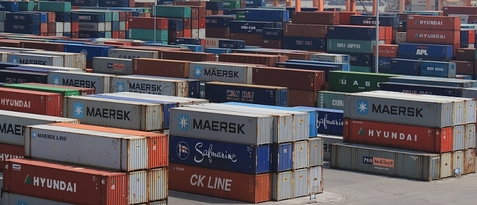 Container nằm tại cảng biển