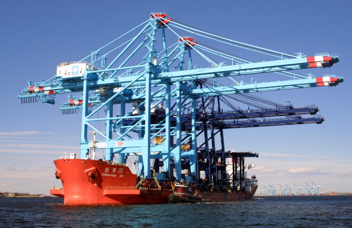 Transport big crane on vessel