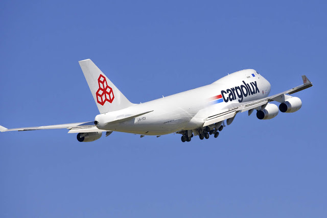 Máy bay Cargolux cất cánh