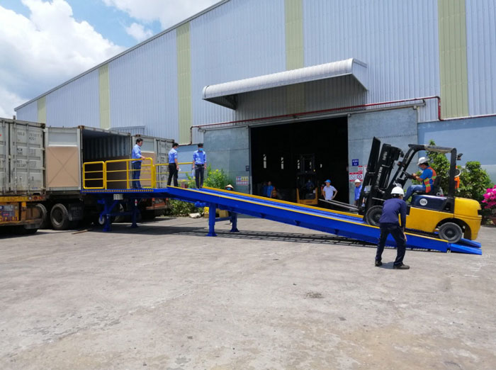 Cầu dẫn xe nâng lên container