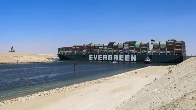 Tàu Ever Given mắc cạn ở Suez